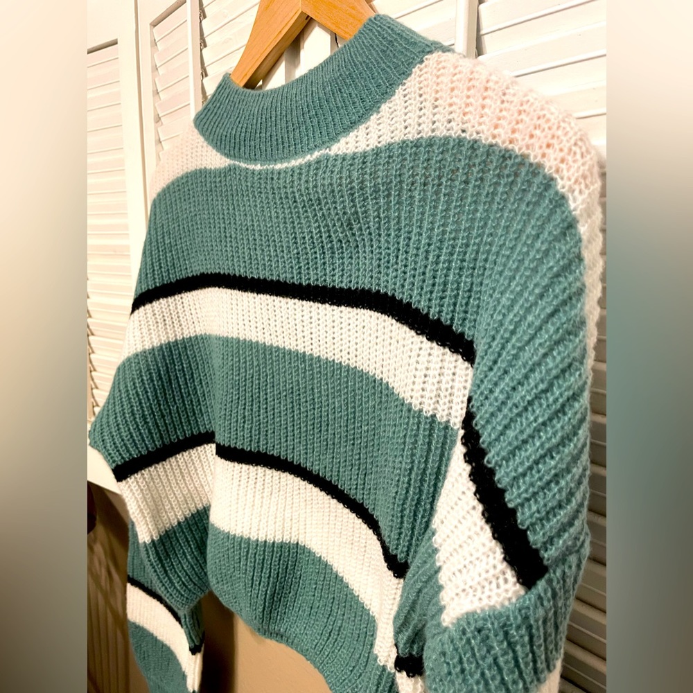 NWOT - SHEIN Teen - Green/White/Black crop sweater (14 Girls)